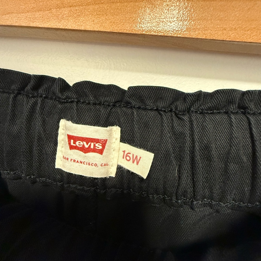 Women’s black Levi pull on pants - Picture 4 of 4
